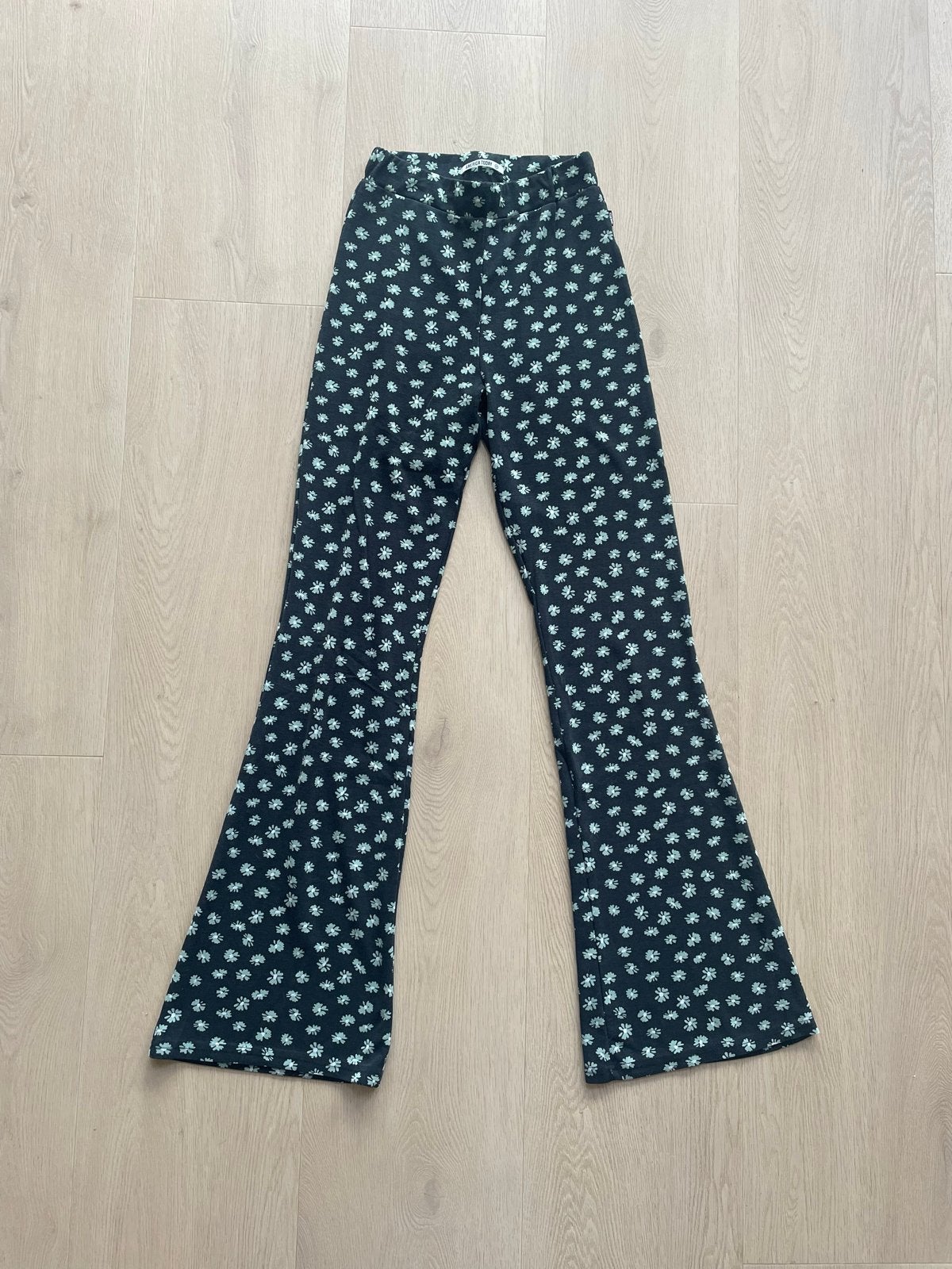 America Today flared broek met bloemenprint maat XS, Kleding | Dames, Zwart, Ophalen of Verzenden, Maat 34 (XS) of kleiner, Lang
