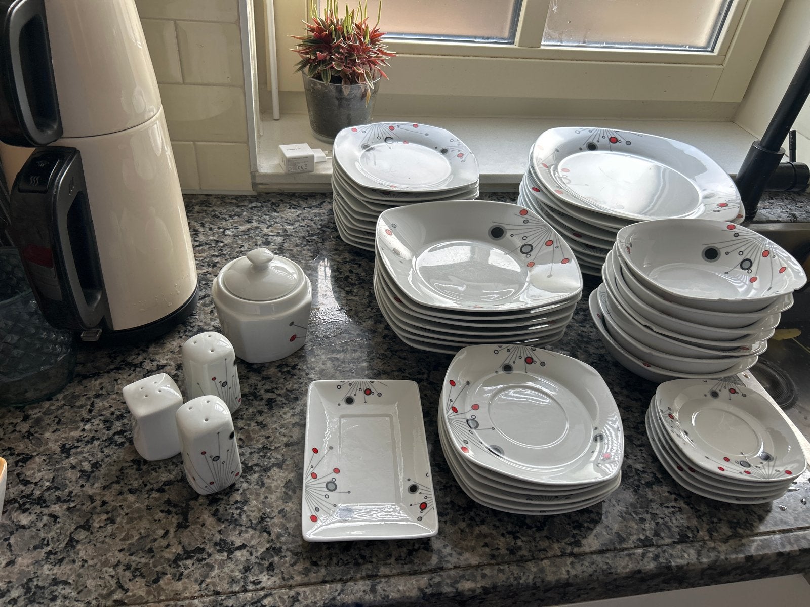 Wit servies met modern patroon - niet helemaal compleet, Ophalen, Gebruikt, Overige merken, Keramiek