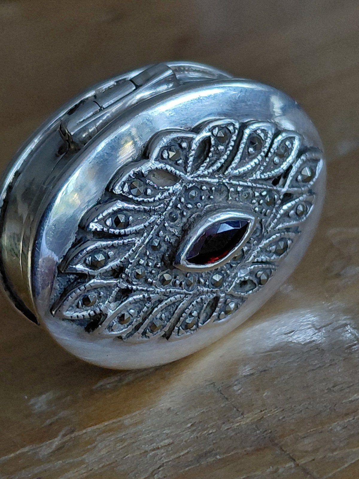 ANTIEK ZILVEREN DOOSJE 925 MET VEEL MARCASIET EN RODE ROBIJN, Ophalen of Verzenden
