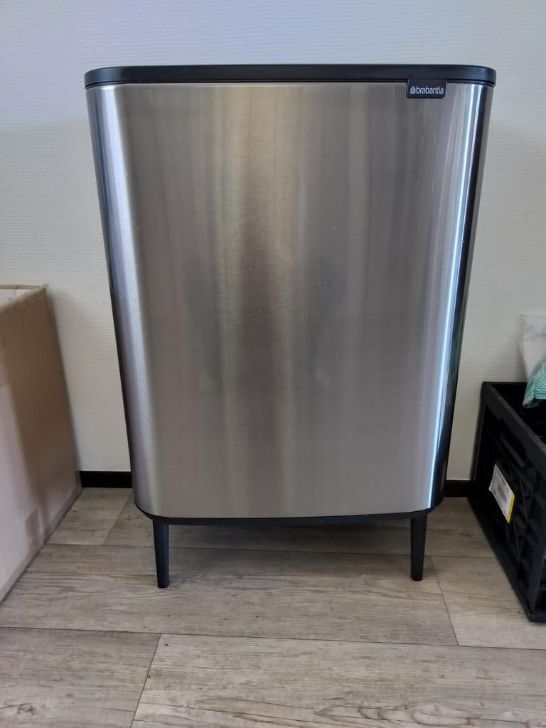 Tweedelige prullenbak Brabantia. Zo goed als nieuw, Ophalen, 40 liter of meer, Zo goed als nieuw, Metaal