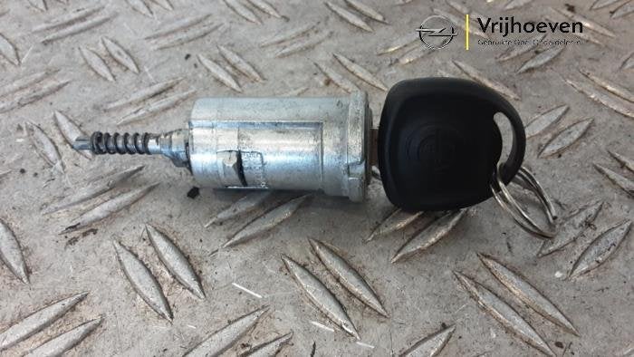 Kontaktslot + Sleutel van een Opel Corsa (Corsa B 93-), Gebruikt, -, -, Opel