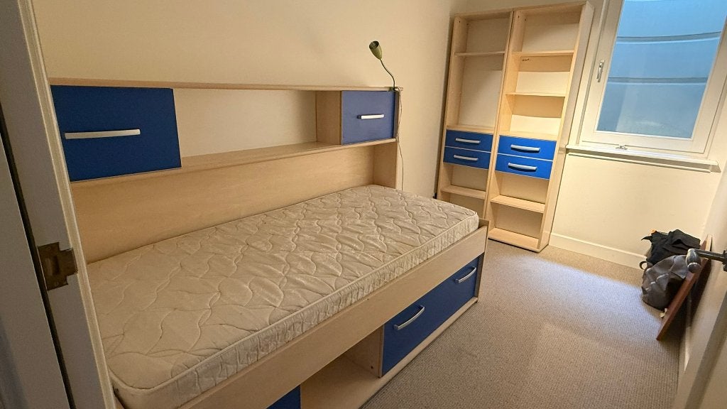 Bed met ombouw en kast, Ophalen, 85 tot 100 cm, Hoogslaper of Stapelbed, Gebruikt