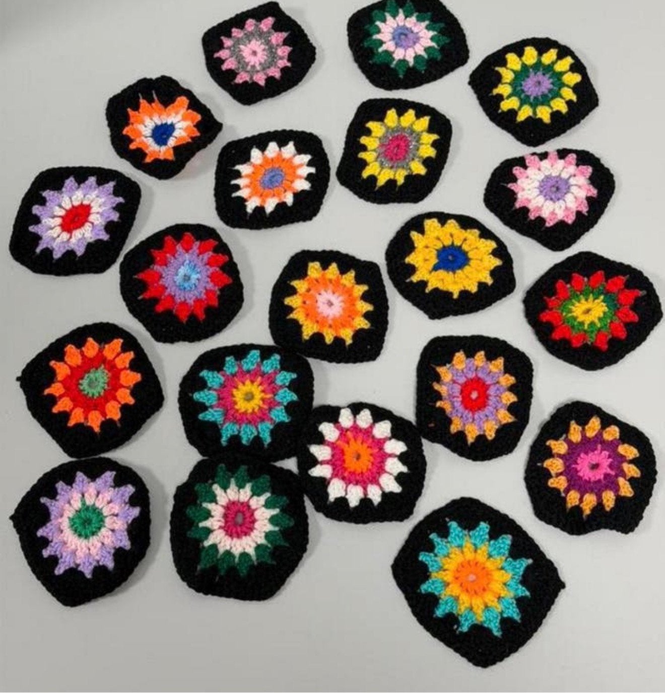 Handgehaakte granny bloemen motieven 10 cm (22 stuks), Hobby en Vrije tijd, Breien en Haken, Breien of Haken, Overige typen, Nieuw