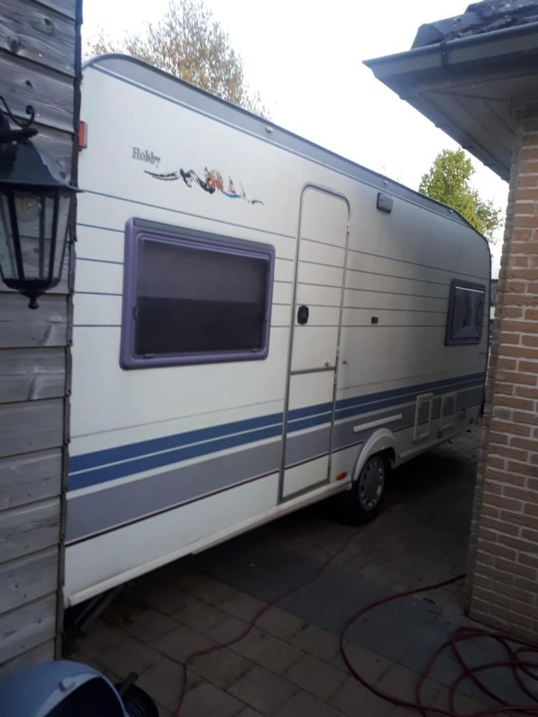 hobby 495 4 pers met goede voortent, Caravans en Kamperen, Caravans, 2 aparte bedden, Rondzit, Hobby, Bedrijf