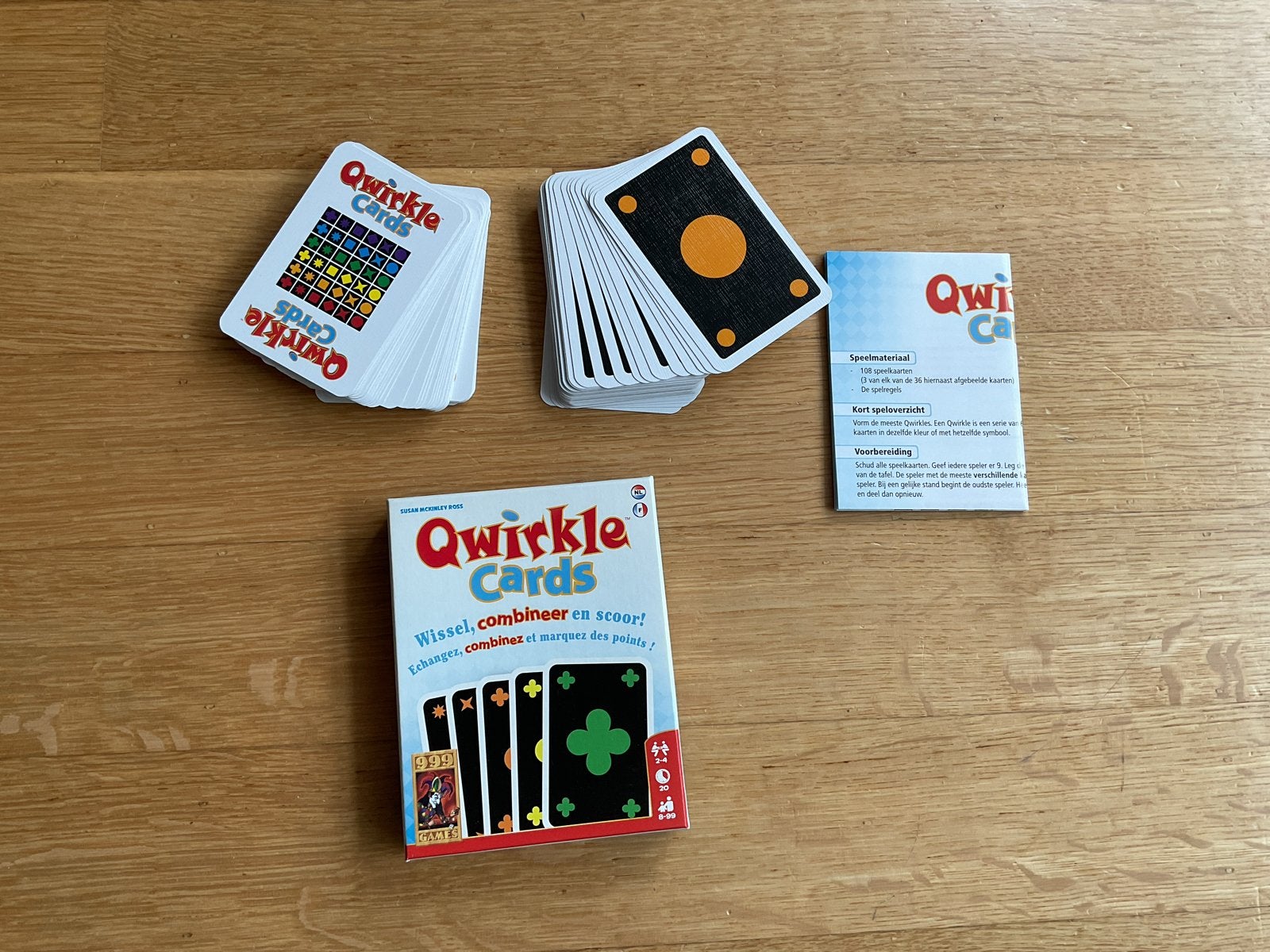 Qwirkle Cards - Wissel, combineer en scoor! 999 games. ZGAN, Een of twee spelers, Ophalen of Verzenden, Zo goed als nieuw