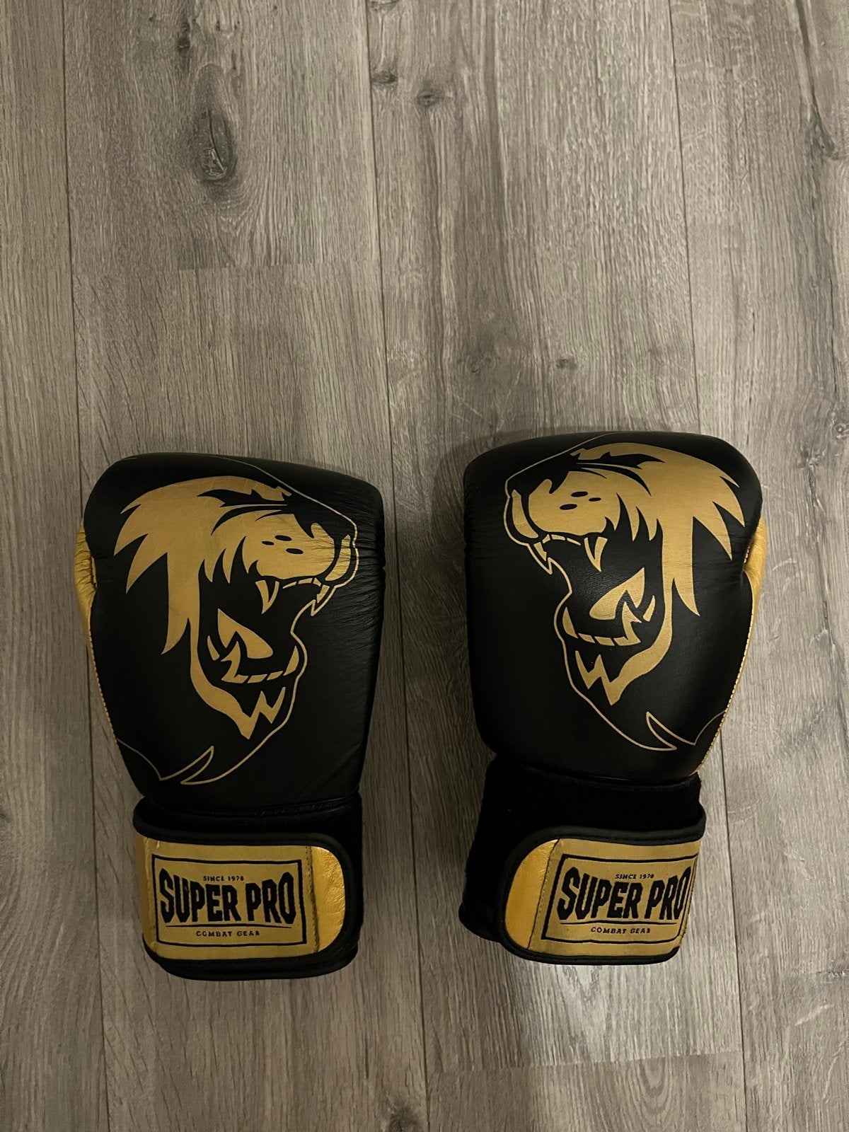 Super Pro Combat Gear Bokshandschoenen L Zwart/Goud Nieuw, Ophalen of Verzenden, Nieuw, Bokshandschoenen