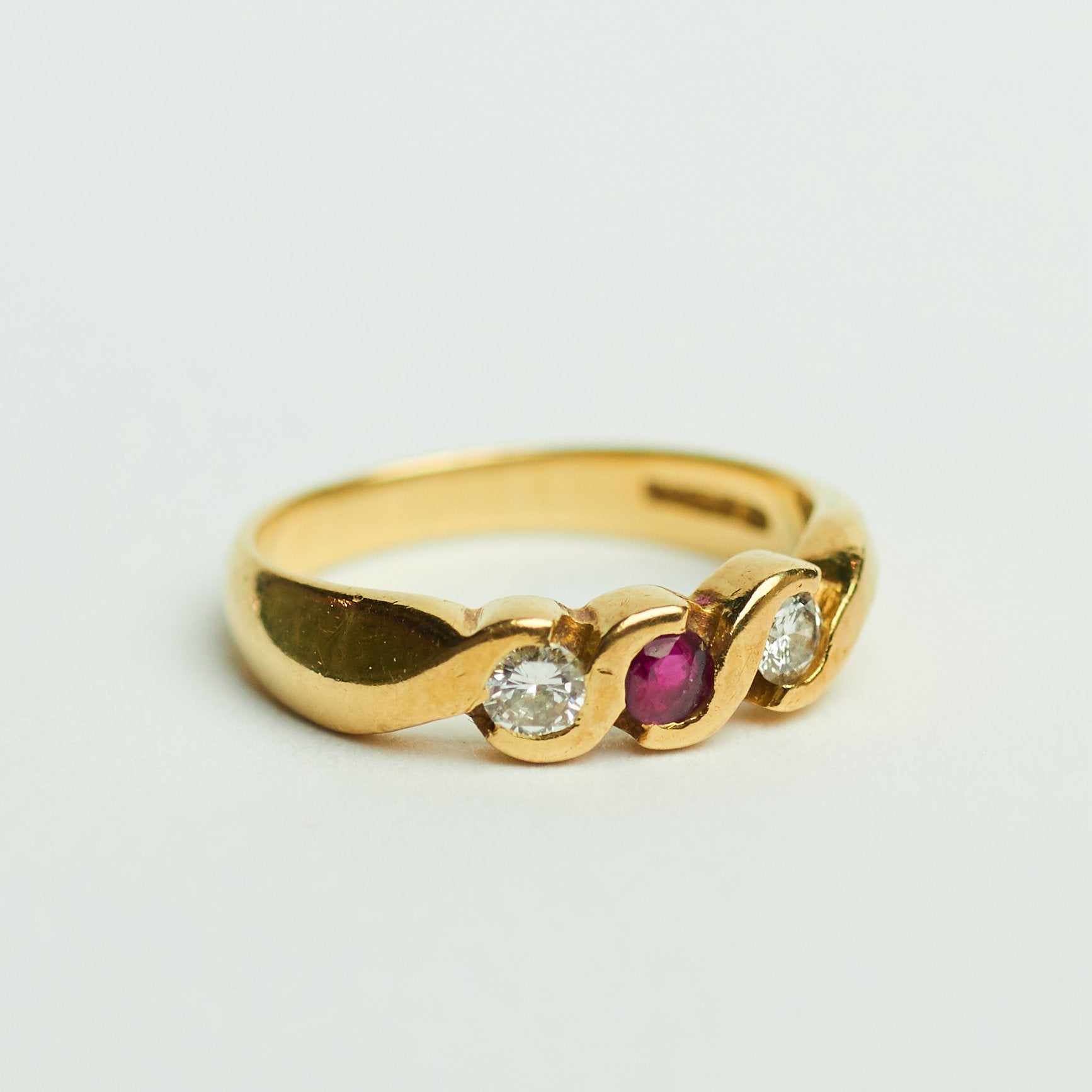 Vintage 18 karaat gouden ring robijn diamant trilogie goud, Ophalen of Verzenden, Met edelsteen, Dame, Goud