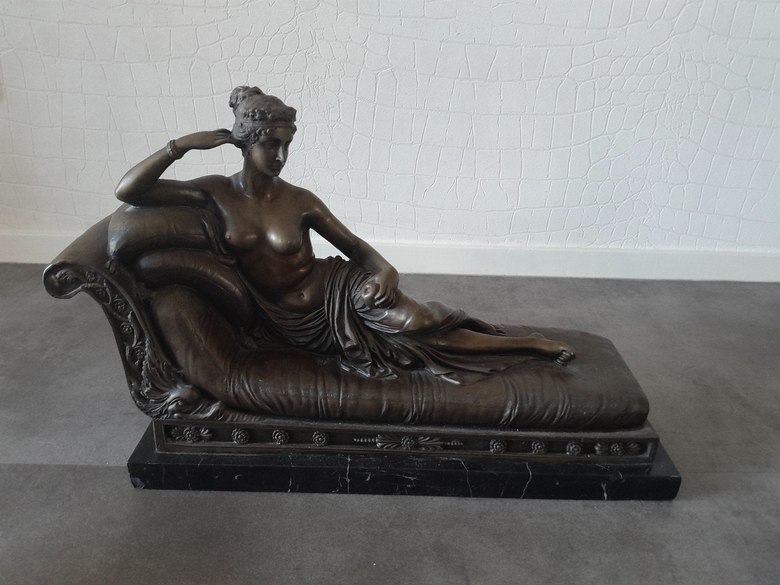 Pauline Bonaparte,  vrouw op chaise., Gepatineerd, Brons, Beeld, Bruin