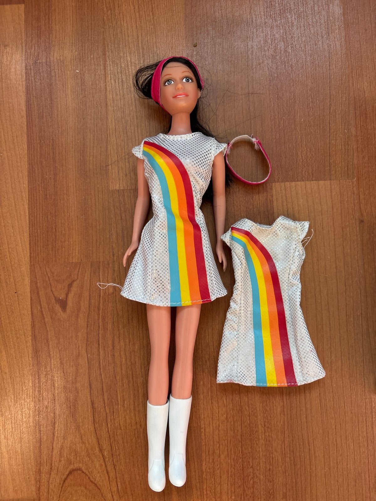 K3 Barbie met regenboogjurk en extra jurk, Kinderen en Baby's, Speelgoed | Poppen, Ophalen of Verzenden, Gebruikt, Barbie