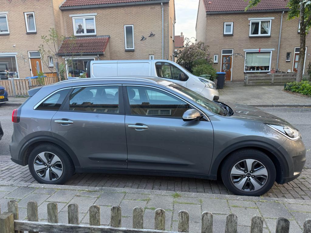 Kia Niro 1.6 GDi Hybrid 141pk Dct6 2017 Grijs, Auto's, 1580 cc, Origineel Nederlands, 75 €/maand, 26 km/l