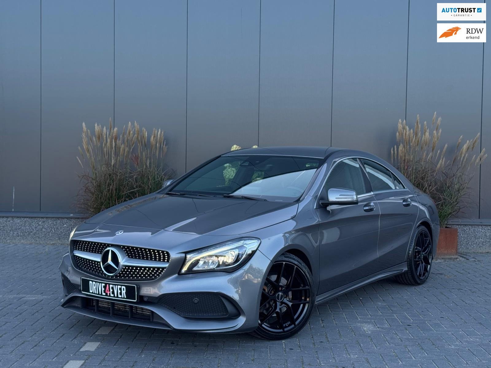 Mercedes-Benz CLA-klasse 180 AMG Night NAVI|LEDER|LED|SPORTV, Auto's, Gebruikt, 4 cilinders, Met garantie (alle), Stoelverwarming