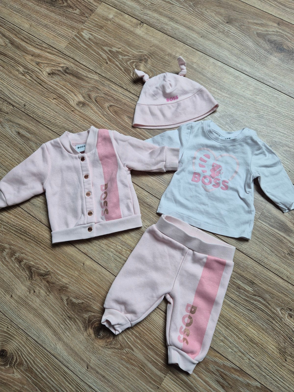 Mooi setje Hugo Boss maatje 56 nieuwstaat, Kinderen en Baby's, Babykleding | Maat 56, Meisje, Nieuw, Ophalen of Verzenden, Setje