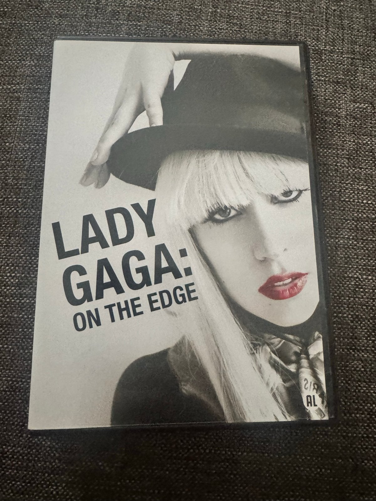 Lady Gaga: On the Edge, Nederlands, Ophalen of Verzenden, Extra's, Gebruikt