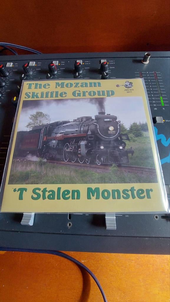 The Mozam Skiffle Group - 'T Stalen Monster (Single), Cd's en Dvd's, Vinyl | Nederlandstalig, Ophalen of Verzenden, 2010 - 2019