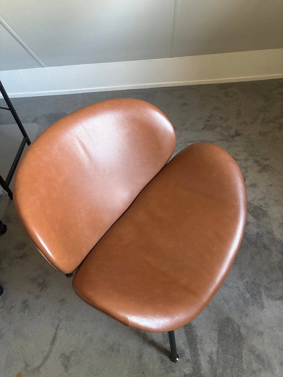 Moderne bruine stoel met metalen onderstel, Huis en Inrichting, Stoelen, Ophalen, Gebruikt, Bruin, Leer