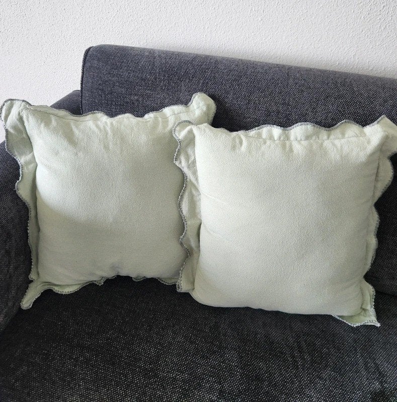 2 decoratieve sierkussens merk action, met vulling 45X45, Overige merken, Vierkant, Ophalen of Verzenden, Zo goed als nieuw