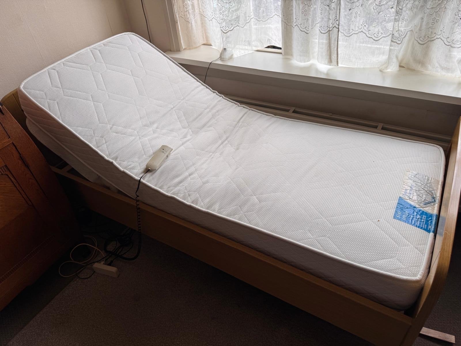Seniorenbed met verstelbaar voet- en hoofdeinde, Huis en Inrichting, Slaapkamer | Bedden, Ophalen, 90 cm, 200 cm, Hout