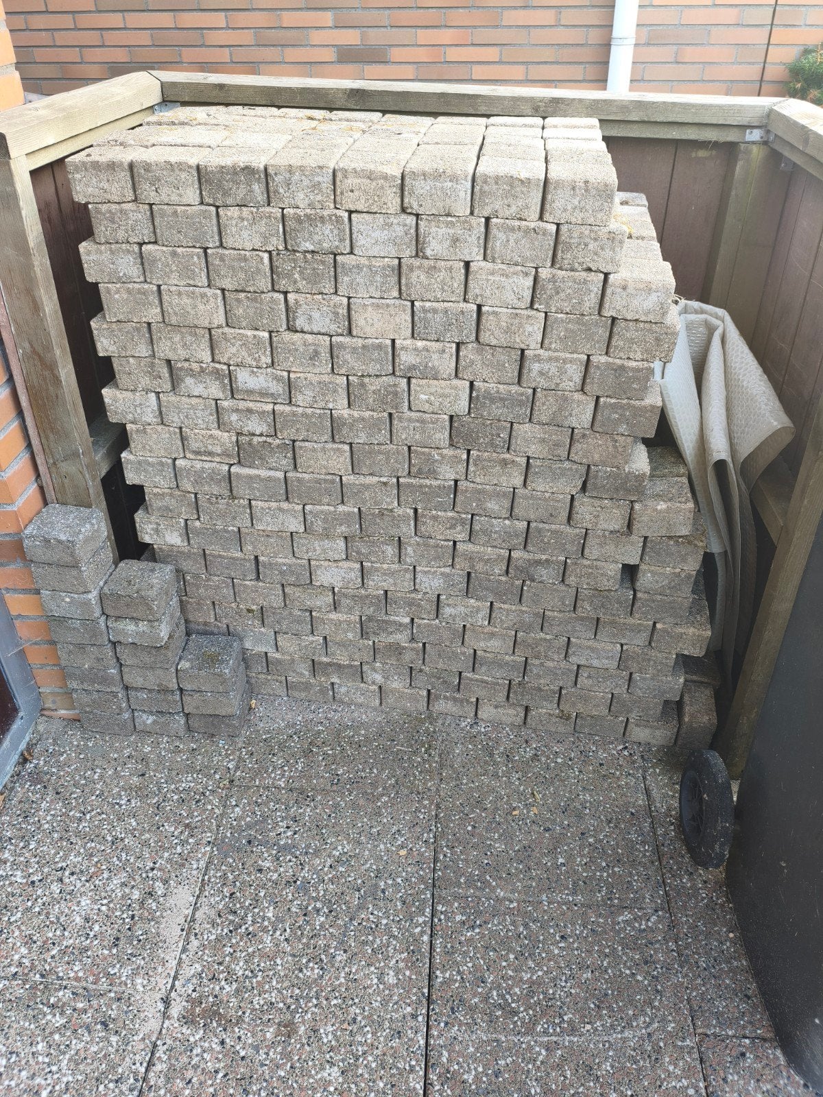 Ongeveer 1000 gebruikte betonklinkers 10x10x6 cm, Tuin en Terras, Tegels en Klinkers, Ophalen, Gebruikt, Klinkers, 10 m² of meer