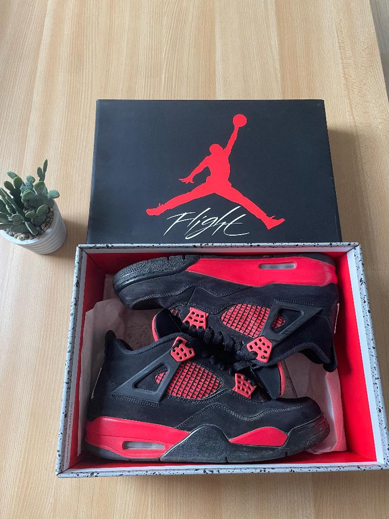 Jordan 4 red thunder, Zwart, Ophalen of Verzenden, Sneakers of Gympen, Gedragen