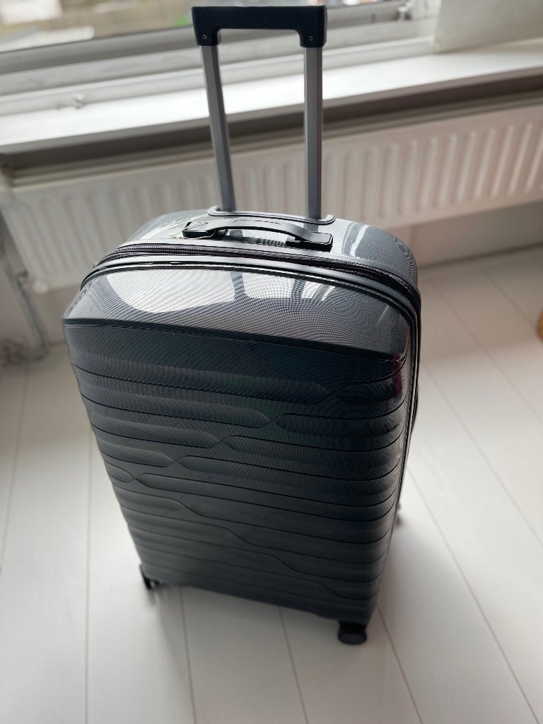 Stijlvolle grijze koffer met wieltjes en slot, Hard kunststof, Zo goed als nieuw, 35 tot 45 cm, Wieltjes