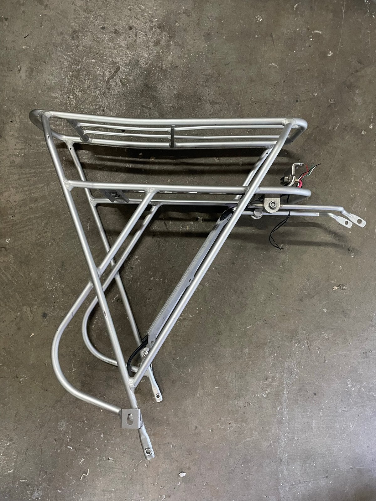 Zilverkleurige fietsendrager voor accu houder, Fietsen en Brommers, Ophalen of Verzenden, Gebruikt