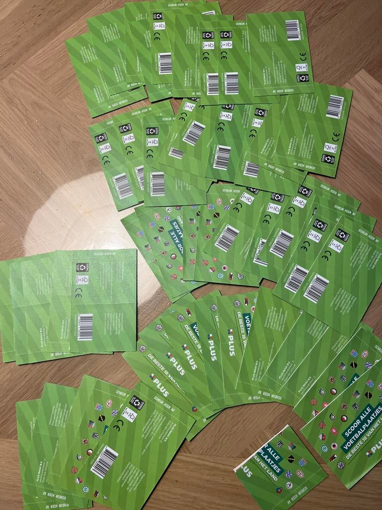 50 ongeopende pakketjes voetbalplaatjes van de Plus, Verzamelen, Supermarktacties, Ophalen of Verzenden