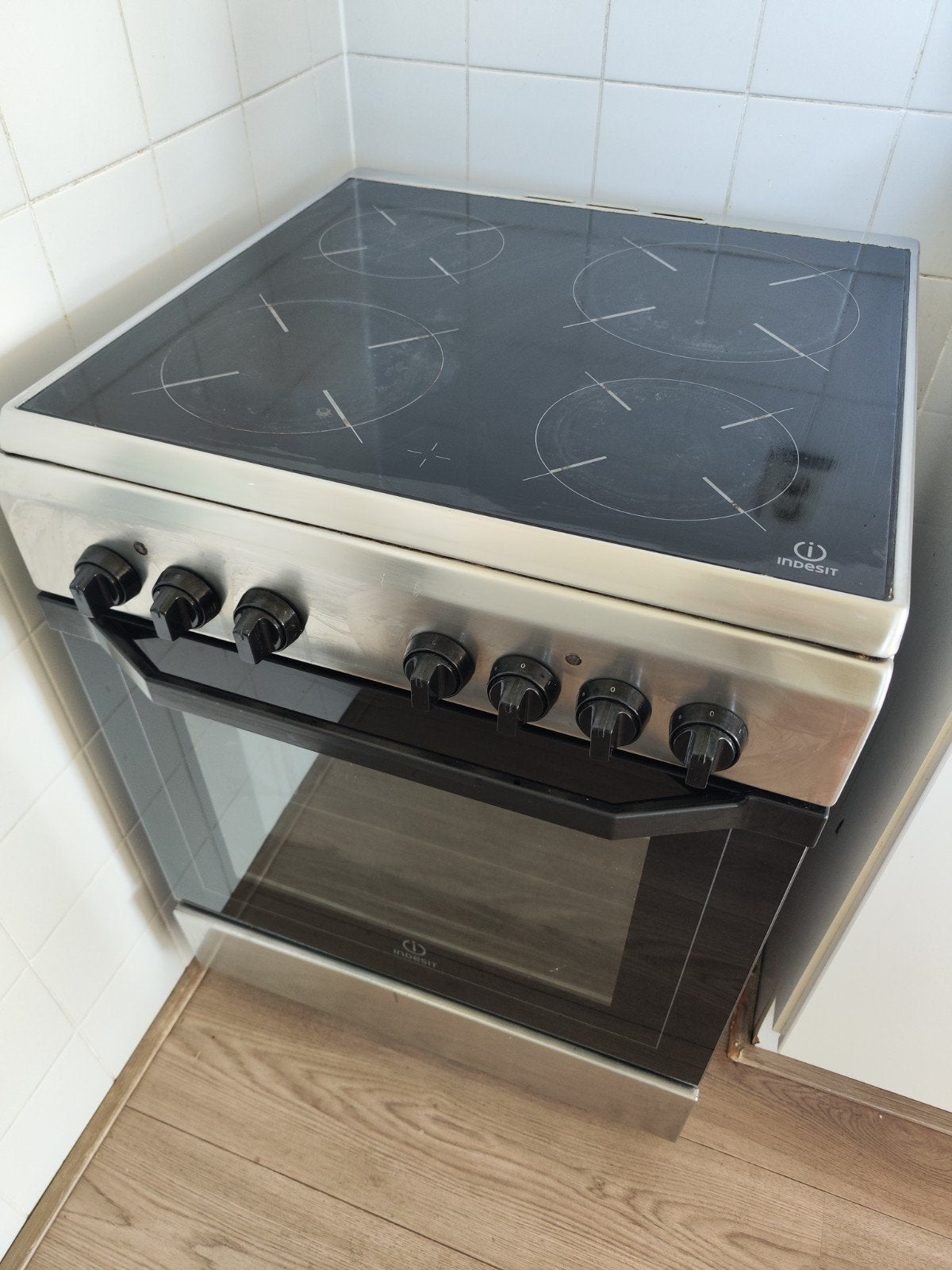 Indesit freestanding electrisch fornuis 60cm, Witgoed en Apparatuur, Fornuizen, Ophalen, 60 cm of meer, 4 kookzones, Vrijstaand