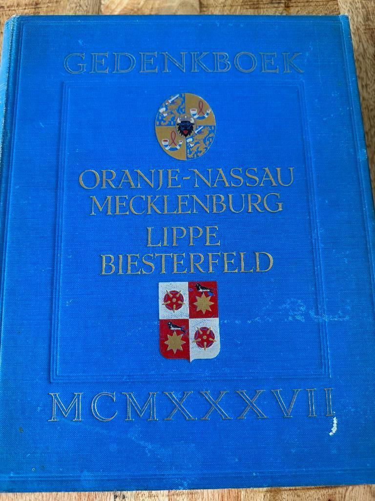 Gedenkboek Oranje-Nassau Mecklenburg - Lippe Biesterfeld, Ophalen of Verzenden, 20e eeuw of later, Gelezen