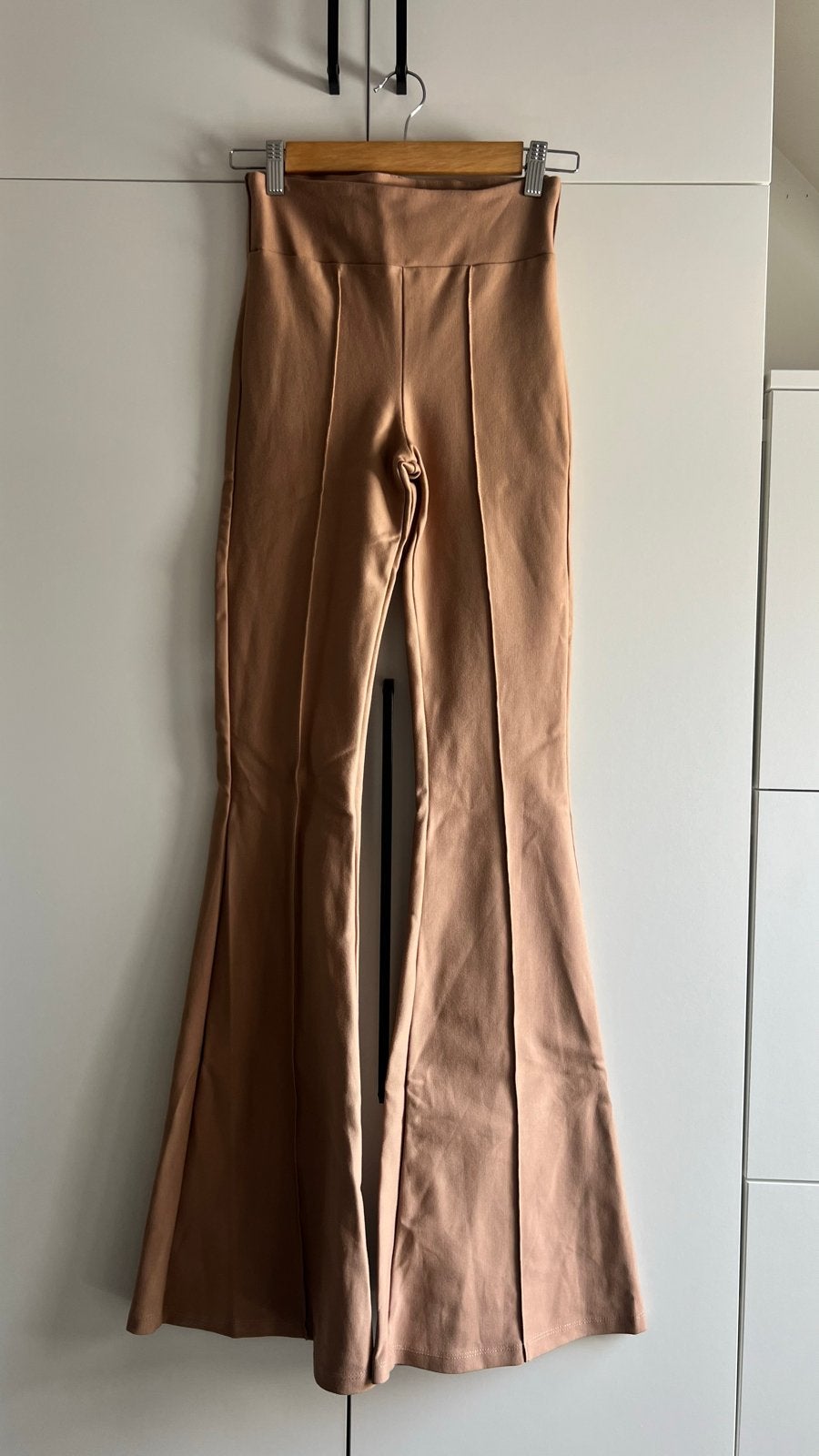 Studio F Flared Broek Maat 36 - Lange Binnenbeenlengte, Beige, Ophalen of Verzenden, Zo goed als nieuw, Maat 36 (S)