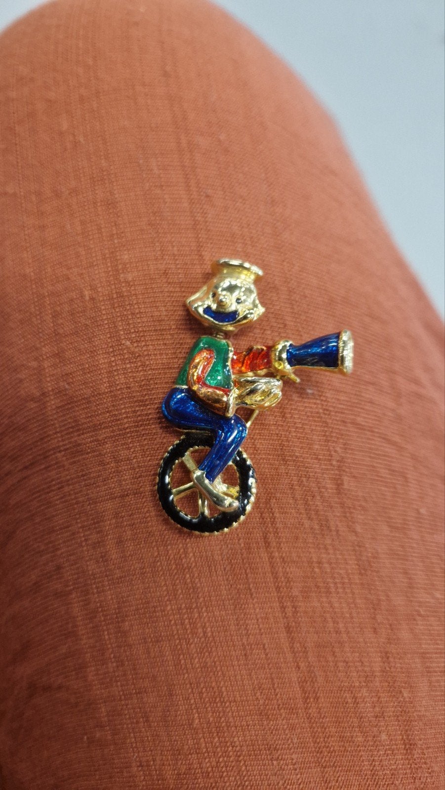 Vintage Broche: Clown op Eenwieler, Overige materialen, 4 tot 7 cm, Ophalen of Verzenden, Zo goed als nieuw