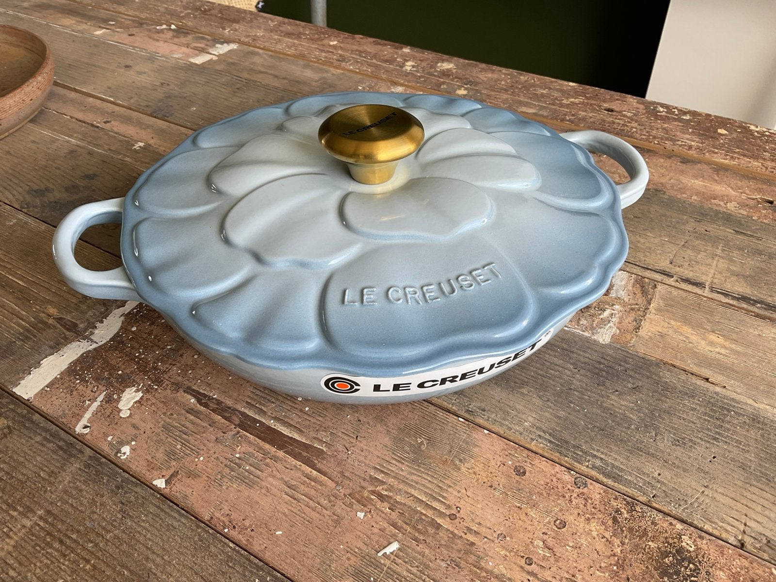 Le Creuset 26 cm bloesem campagnard, coastal blue, nieuw, Huis en Inrichting, Keuken | Potten en Pannen, Nieuw, Koekenpan of Braadpan