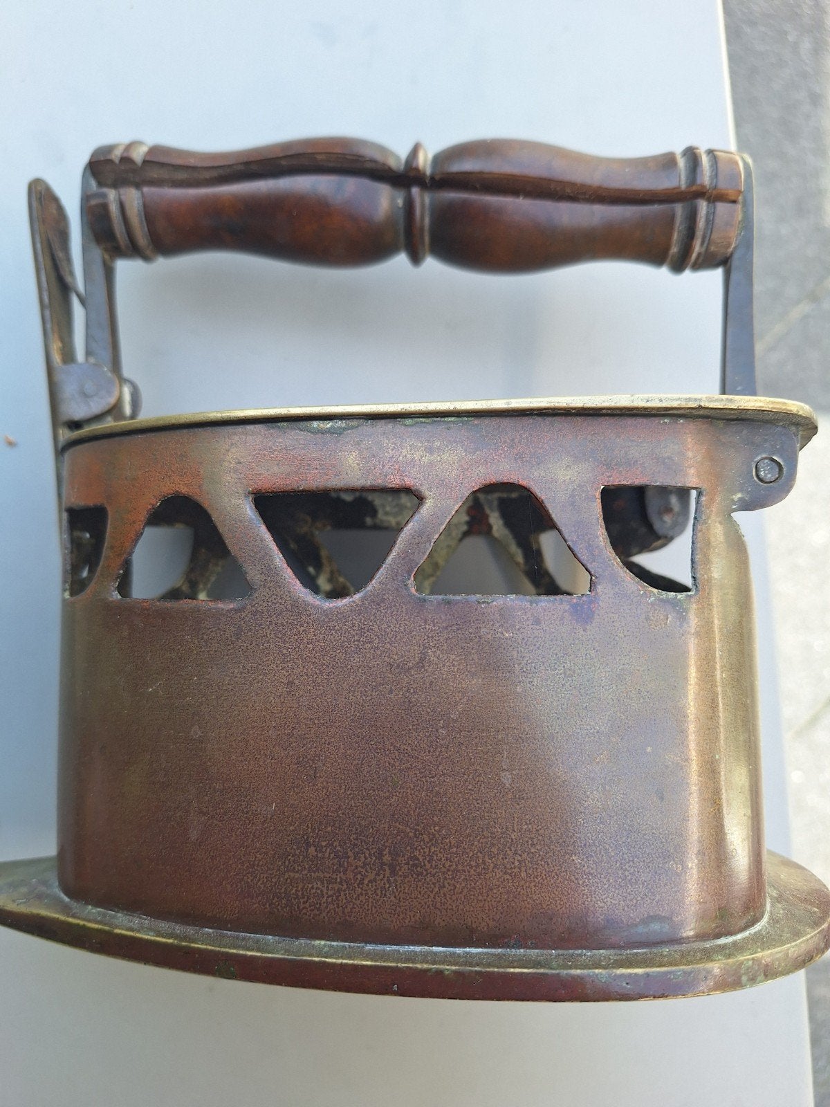 Antiek strijkijzer op kolen, koper met houten handvat, Ophalen of Verzenden
