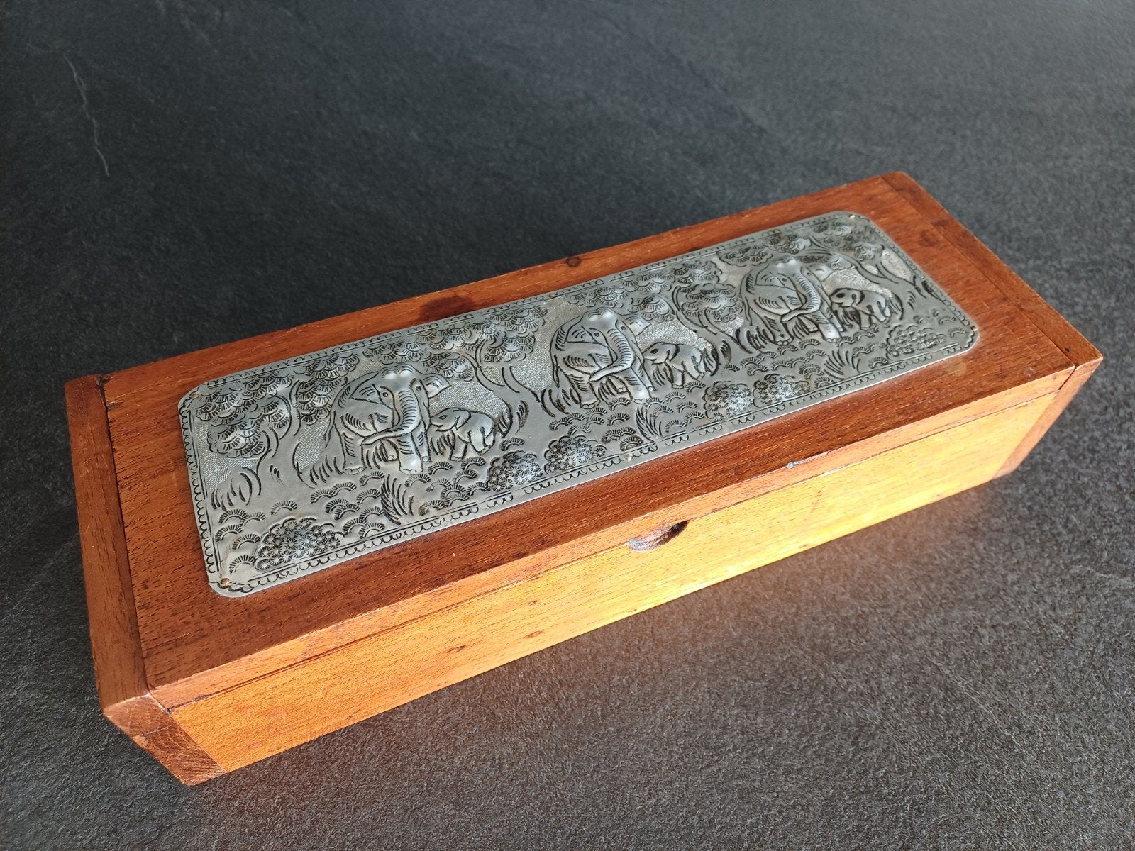 Teakhouten Kistje met Gehamerd Metalen Plaatje Olifanten €10, Antiek en Kunst, Curiosa en Brocante, Ophalen