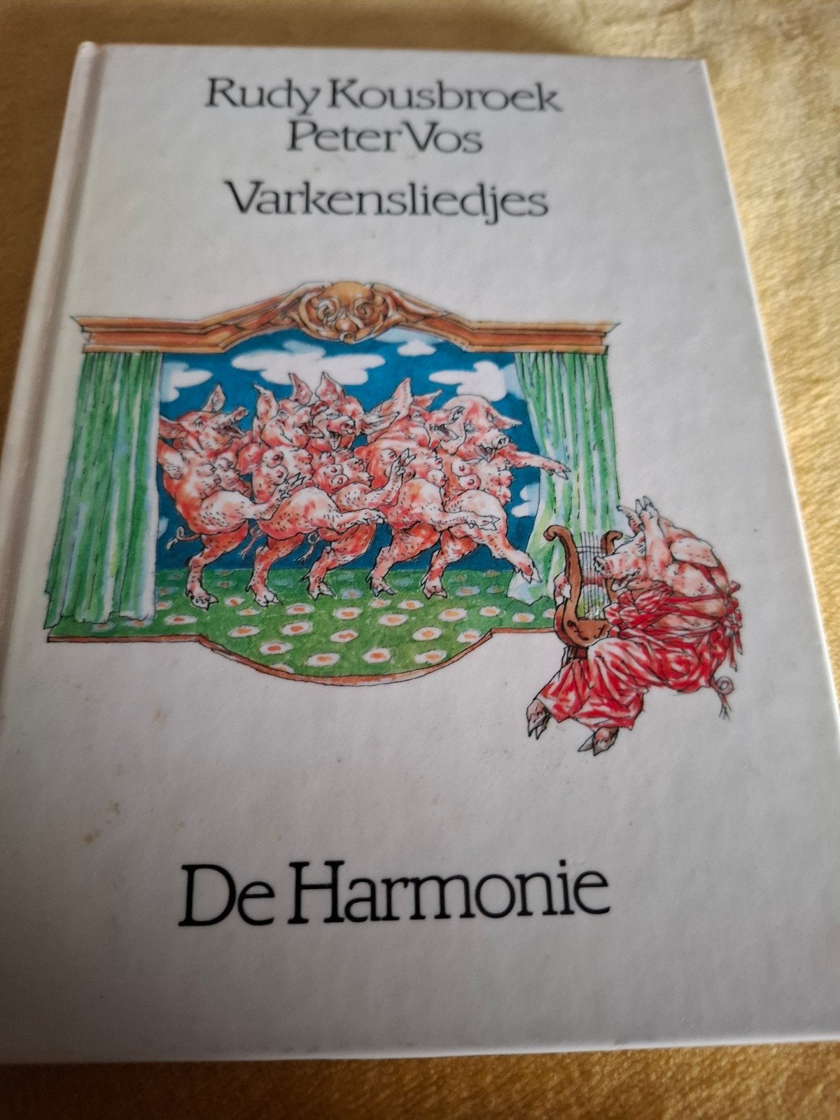 Varkensliedjes - Rudy Kousbroek & Peter Vos (De Harmonie), Boeken, Ophalen of Verzenden, Zo goed als nieuw, Rudy Kousbroek, Peter Vos