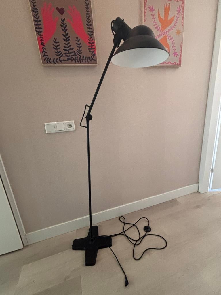 Zwarte vloerlamp van Karwei, zware kwaliteit, Huis en Inrichting, Lampen | Vloerlampen, Ophalen, Gebruikt, Metaal, 150 tot 200 cm