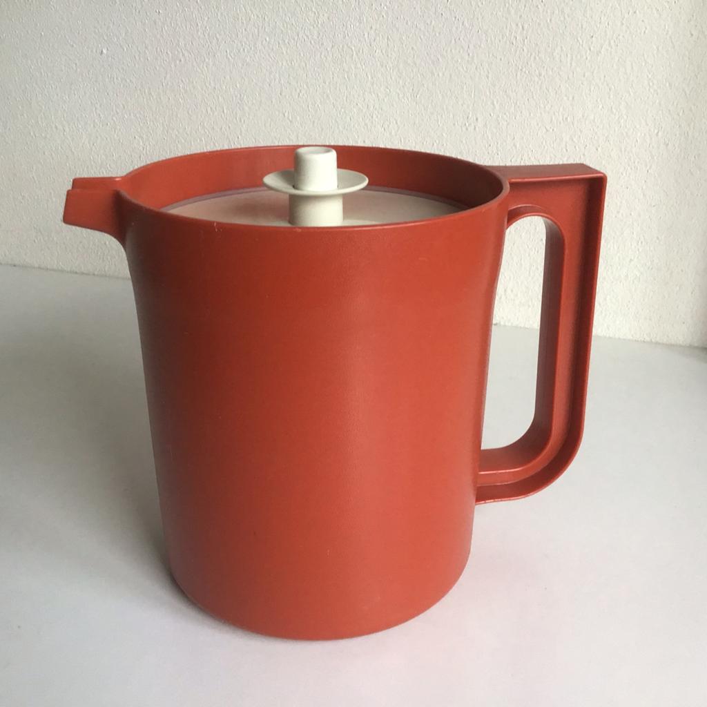 Tupperware schenkkan sapkan kan roodbruin 1.5 liter lekdicht, Ophalen of Verzenden, Rood, Beker of Kan