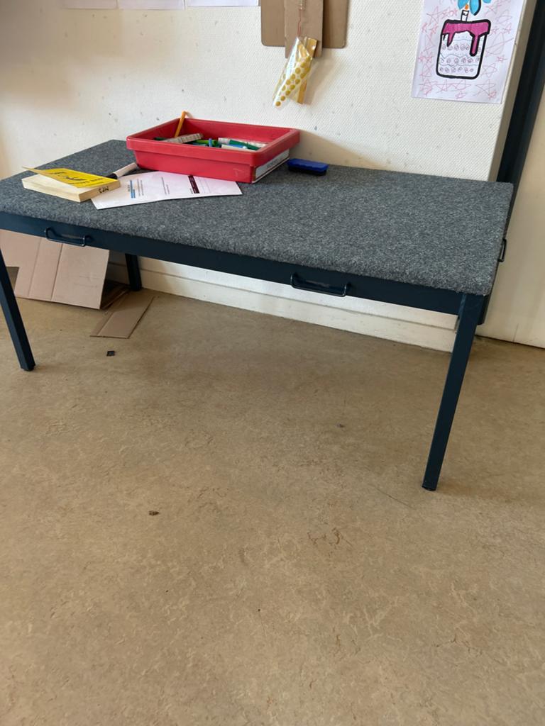 4 Praktische podiumtafel met blauw / grijs tapijt, Ophalen, Gebruikt