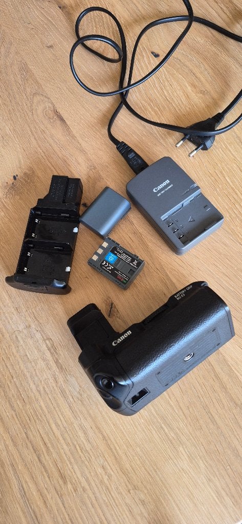 Canon Battery Grip BG-E3 inclusief 2 accu's en oplader, Gebruikt, Canon, Batterygrip, Geschikt voor twee batterijen