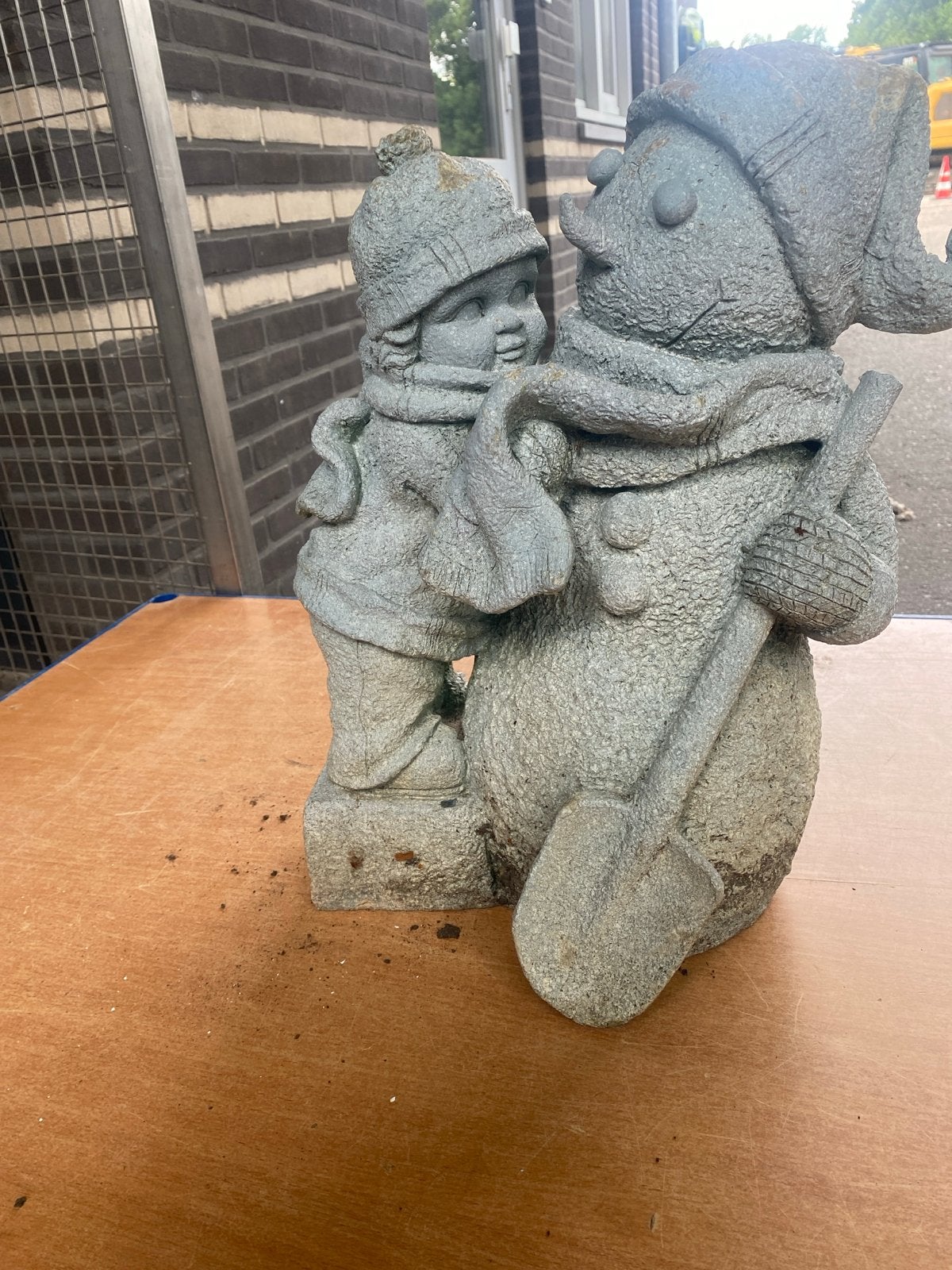 Betonnen beeldje: Kind en Sneeuwpop, Ophalen, Gebruikt, Beton, Mensenbeeld