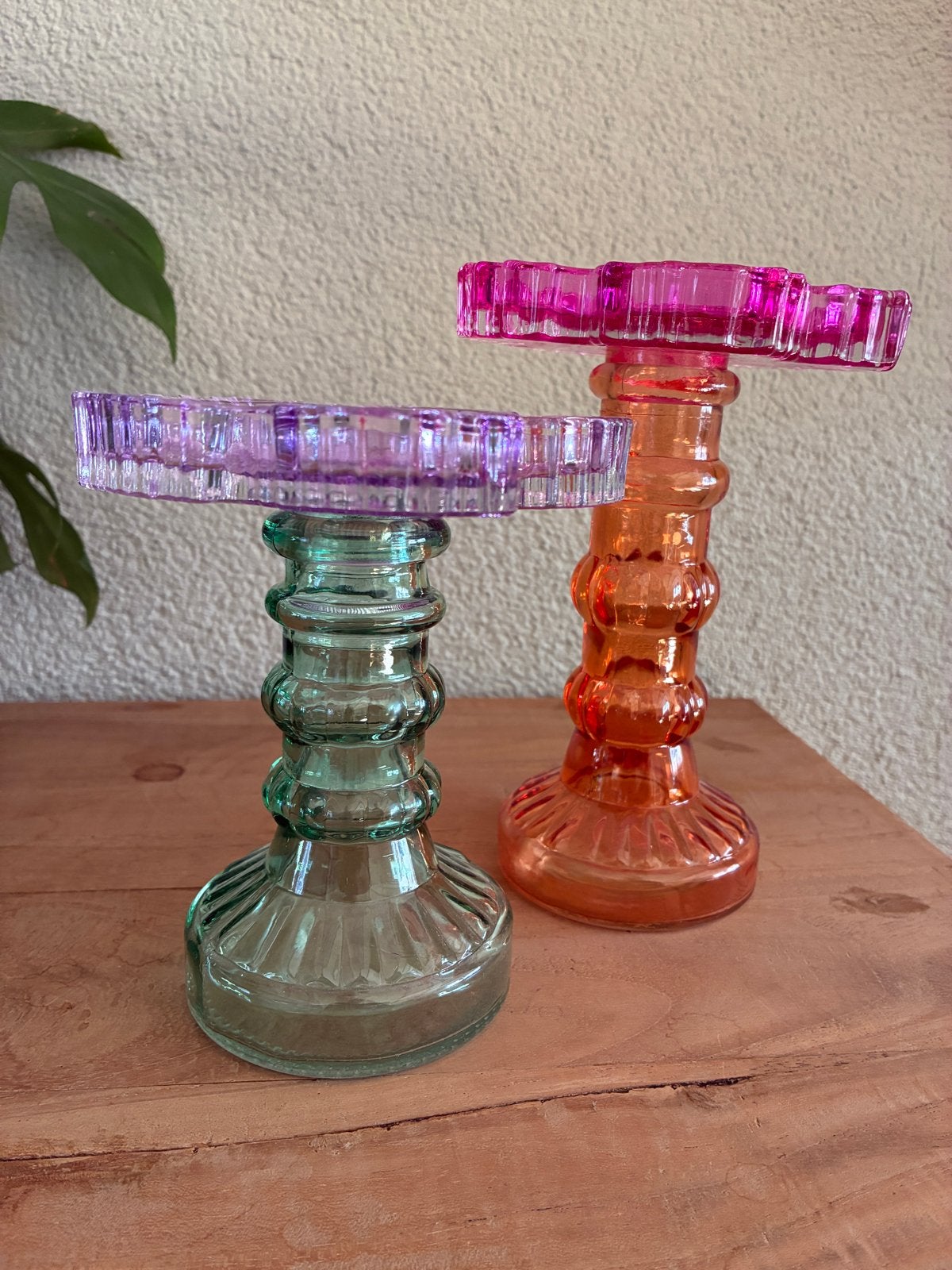 Set van 2 glazen kandelaars in roze/oranje en paars/groen, Meerkleurig, Ophalen of Verzenden, Kandelaar, Glas