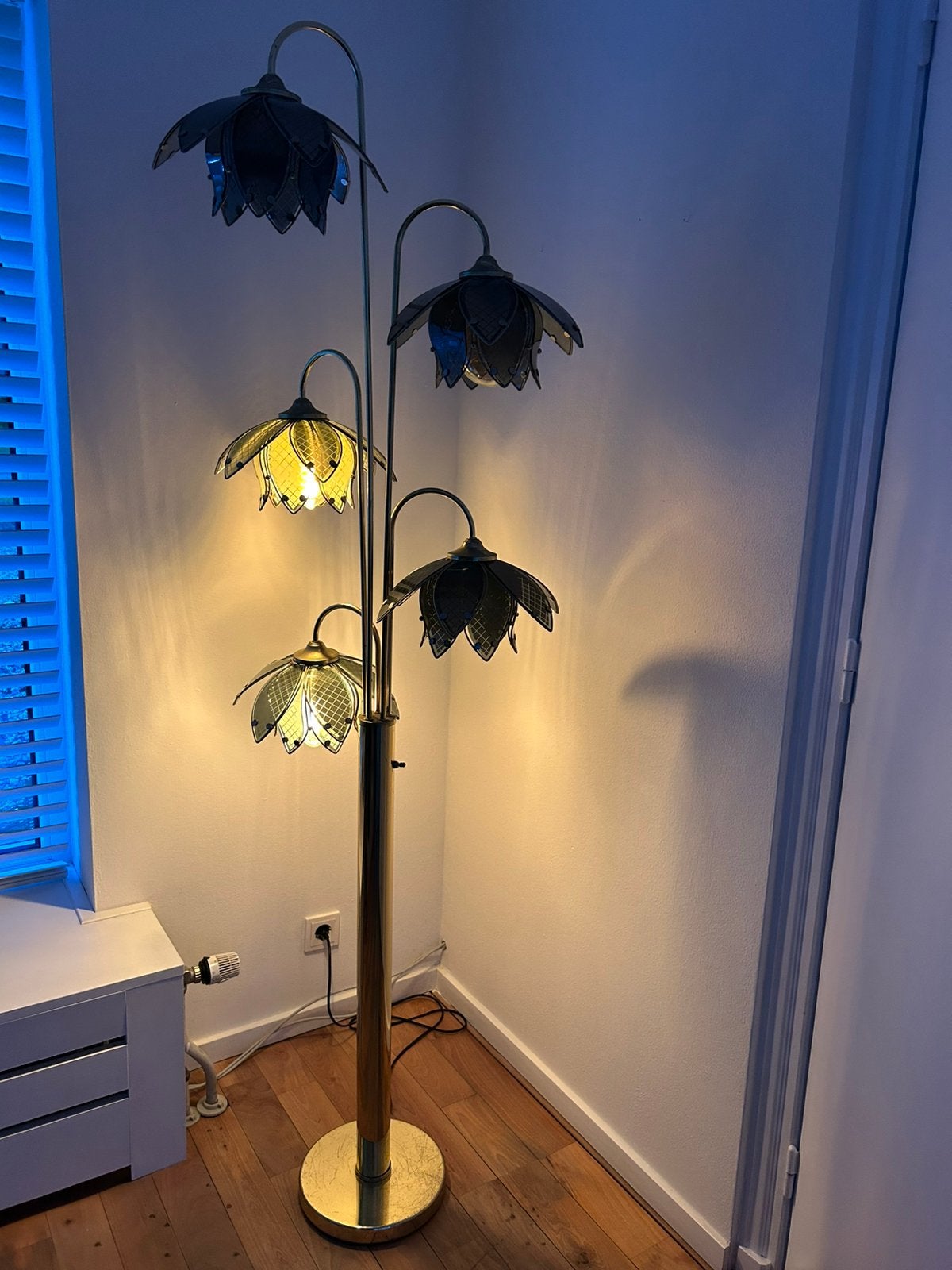 Vintage bloemenlamp met 5 kelken - messing en glas, Huis en Inrichting, Lampen | Vloerlampen, Ophalen, Gebruikt, Metaal, 150 tot 200 cm