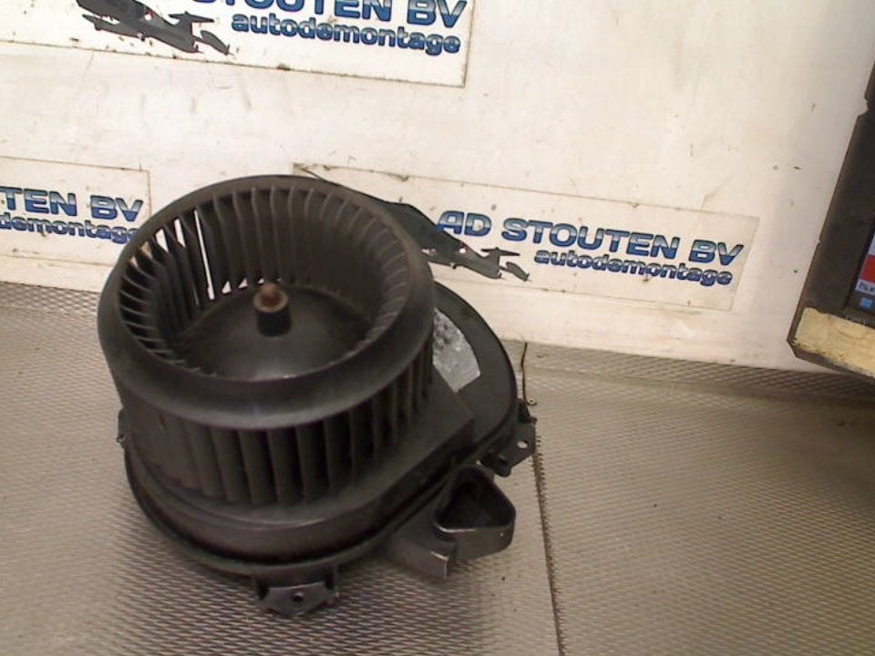 Kachel Ventilatormotor Mercedes-Benz CLA (117.3) 2014, Gebruikt, Mercedes-Benz AG, Mercedes-Benz, Mercedesstraße 120, Stuttgart 70372, , Duitsland