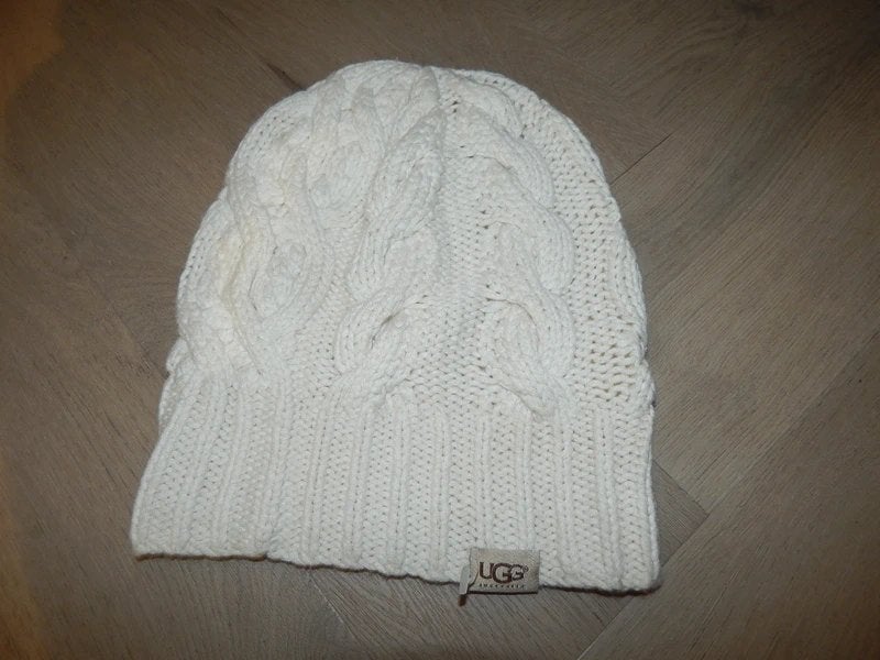 Ugg warme muts groffe kabels merklabeltje voorkant one size, Kleding | Dames, Mutsen, Sjaals en Handschoenen, UGG, Verzenden, Zo goed als nieuw
