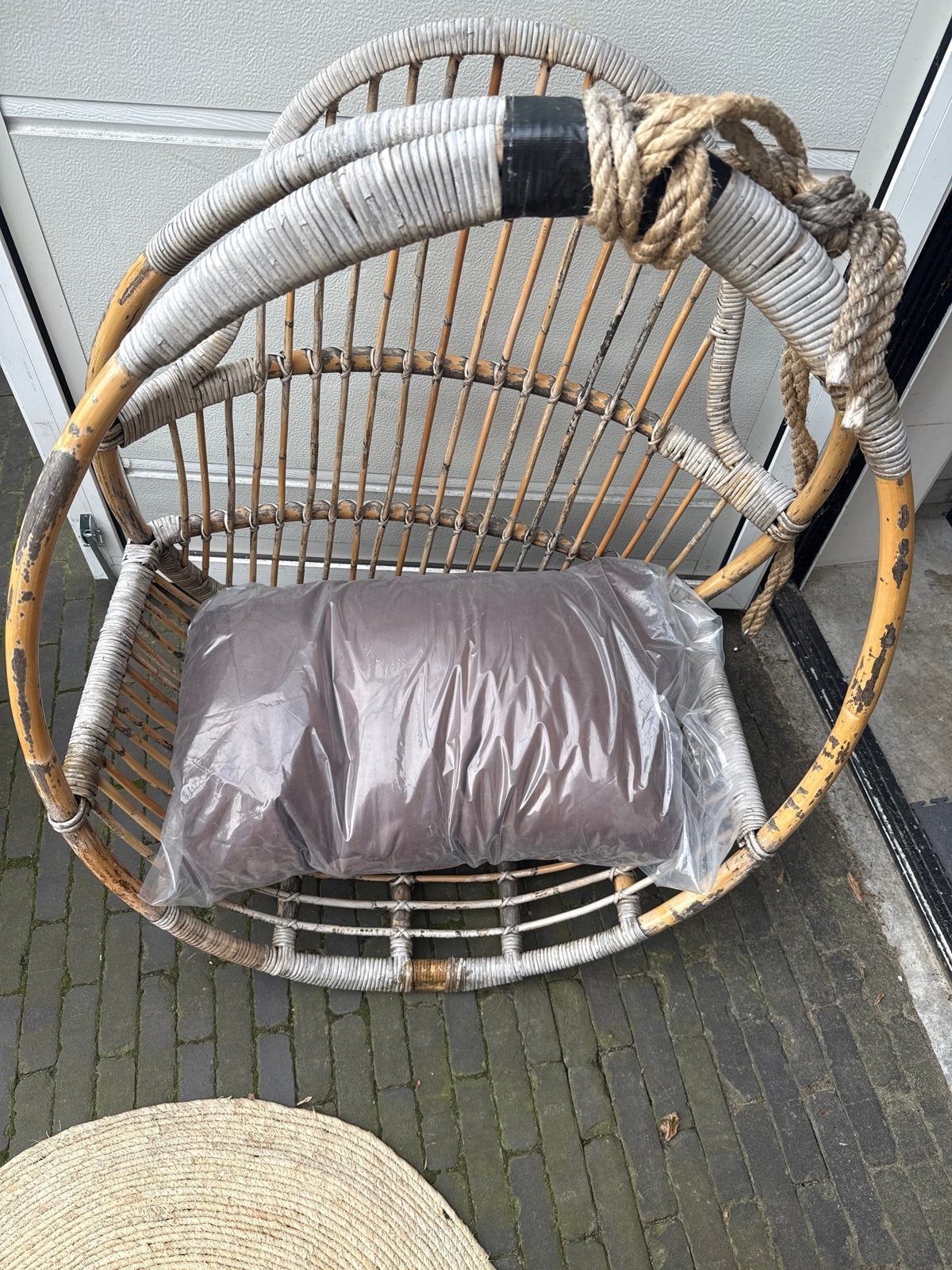 Vintage rotan hangstoel met kussen, Huis en Inrichting, Ophalen, Gebruikt, Overige kleuren, Riet of Rotan