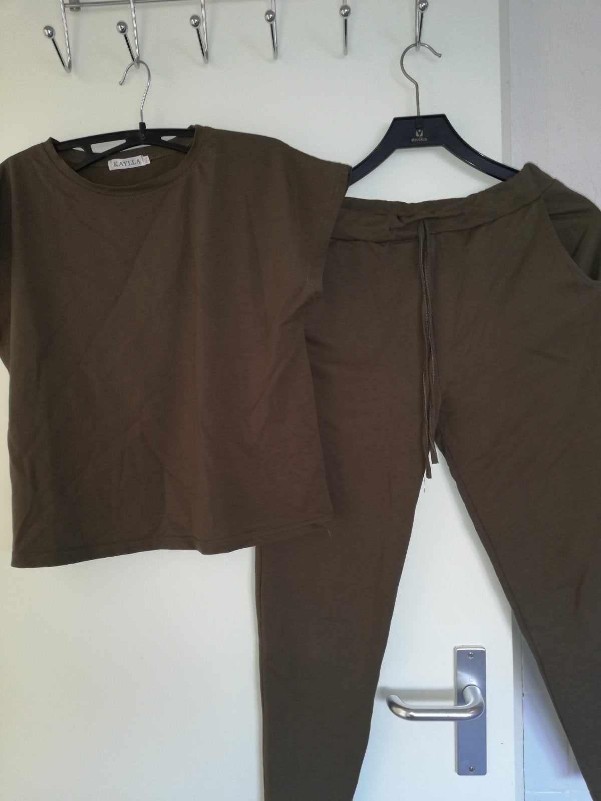 KAYLLA 2dlg set huispak kort mouw olijfgr, Maat 38/40 (M), Verzenden, Nieuw, KAYALLA