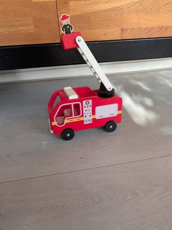 Playing Kids Houten Brandweerwagen, Ophalen of Verzenden, Zo goed als nieuw, Rij- of Hobbelspeelgoed