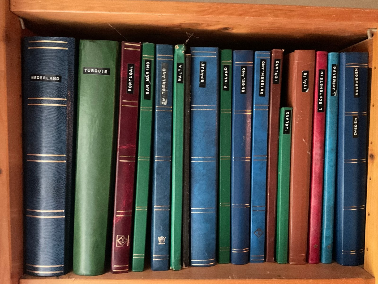Grote verzameling postzegels uit diverse landen, Ophalen, Nederland en Buitenland
