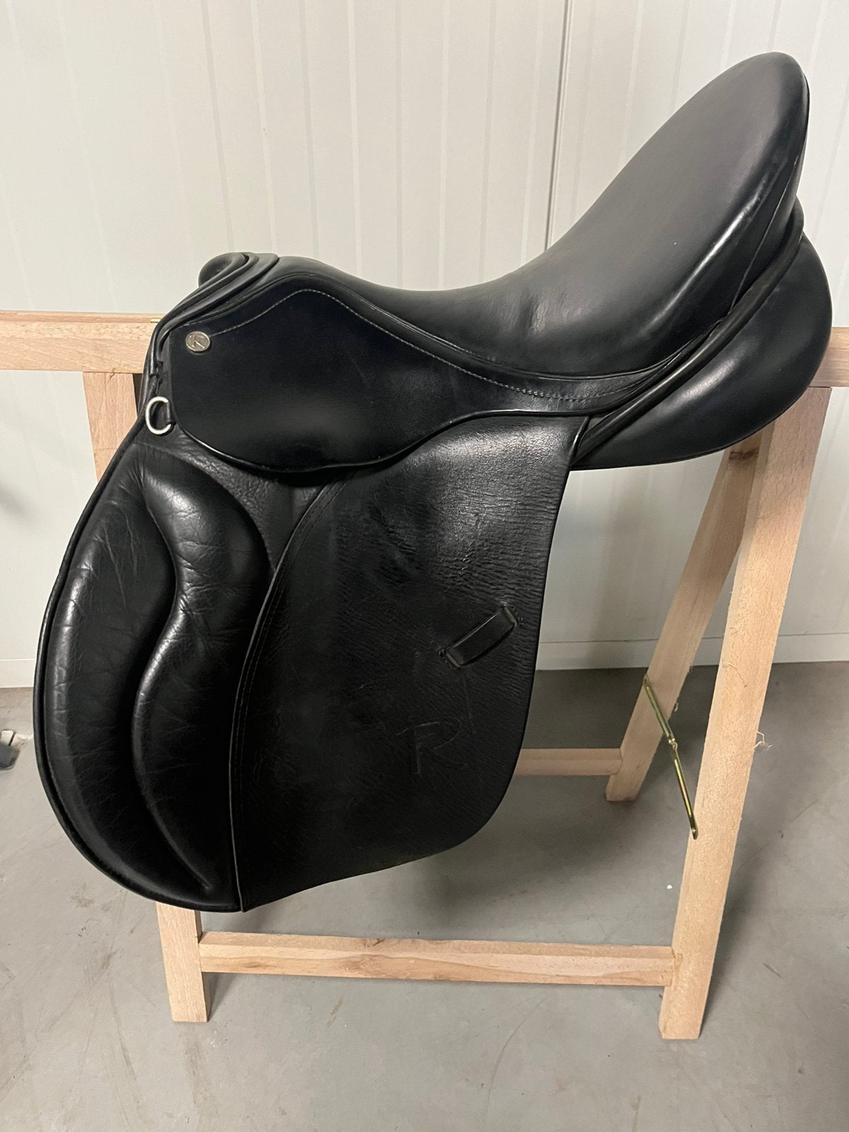 Rossner veelzijdigheidszadel 17 inch wijde boom, Dieren en Toebehoren, Dressuur, M (17 inch), Ophalen of Verzenden, Zo goed als nieuw