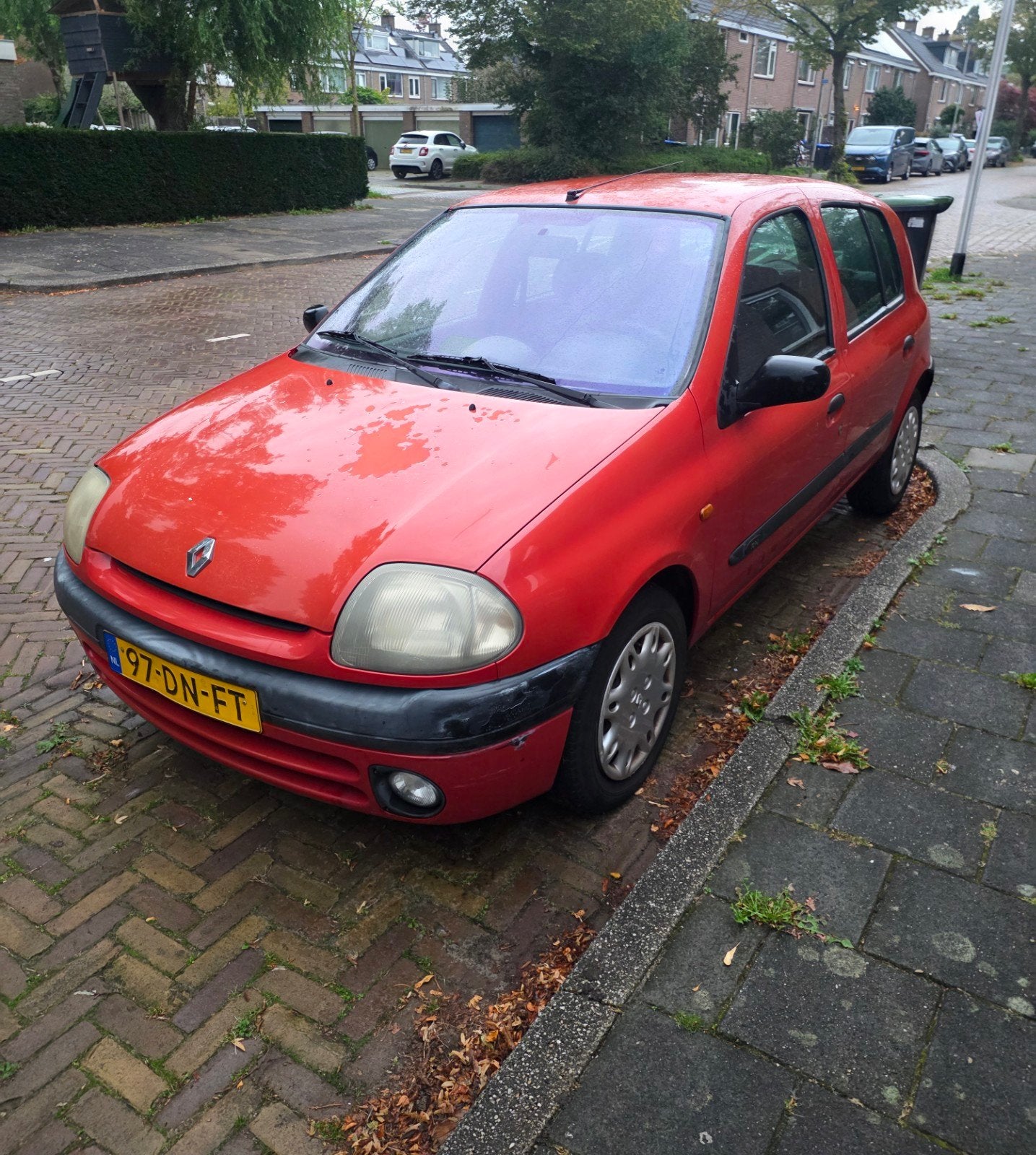 Renault Clio 1.6 AUT 1999 Rood, 535 kg, 40 €/maand, 4 cilinders, Origineel Nederlands