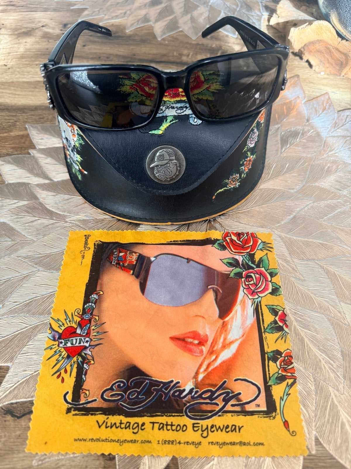 Ed Hardy Zonnebril met Swarovski Steentjes, Gebruikt, Zonnebril, Zwart, Ophalen